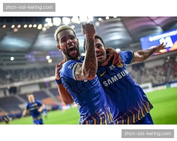 “特写:古迪逊公园,勒温头球破门后冲向角旗区与主场球迷庆祝” “特写:古迪逊公园,勒温头球破门后冲向角旗区与主场球迷庆祝”