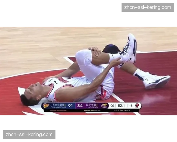 “特写:易建联拼至抽筋,在队友搀扶下离场”