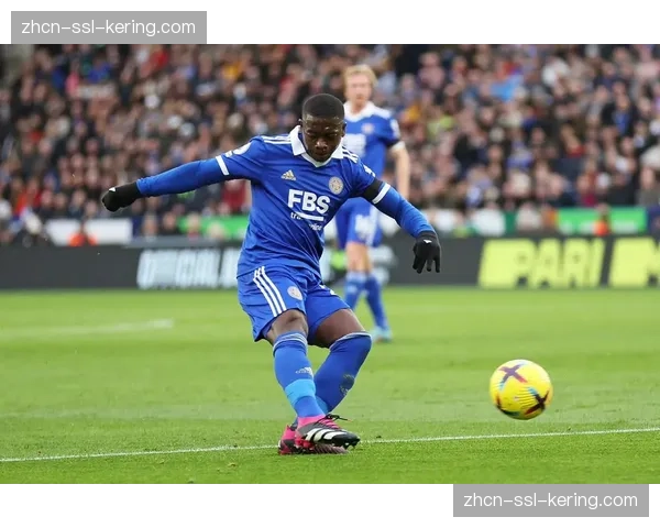 法兰克福后卫科林斯韧带重伤赛季报销，将缺席剩余所有比赛